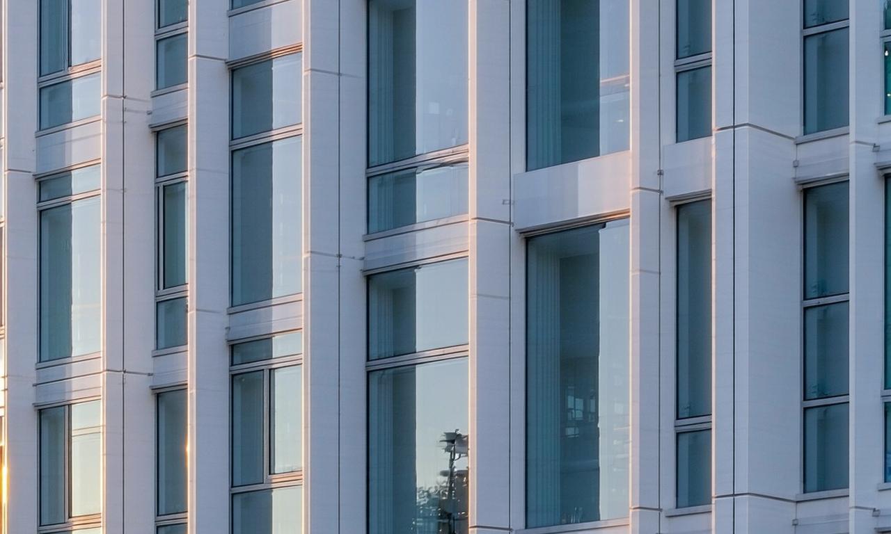 Nowoczesna wizualizacja architektoniczna budynku biurowego